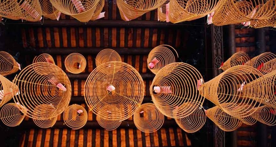Spirales d’encens accrochées au plafond du temple Thien Hau dans le quartier de Cholon, Hô-Chi-Minh-Ville, Vietnam