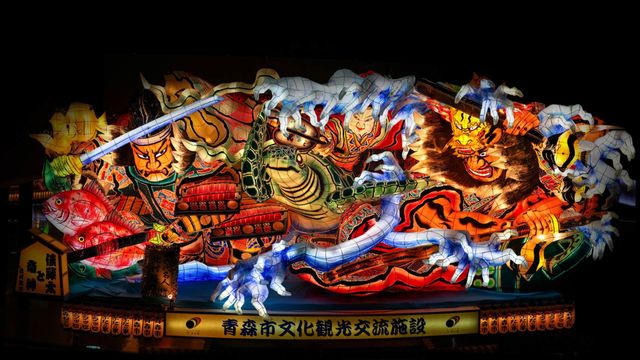 Ein Festwagen bei der Parade des Aomori Nebuta-Festivals in Aomori, Japan 