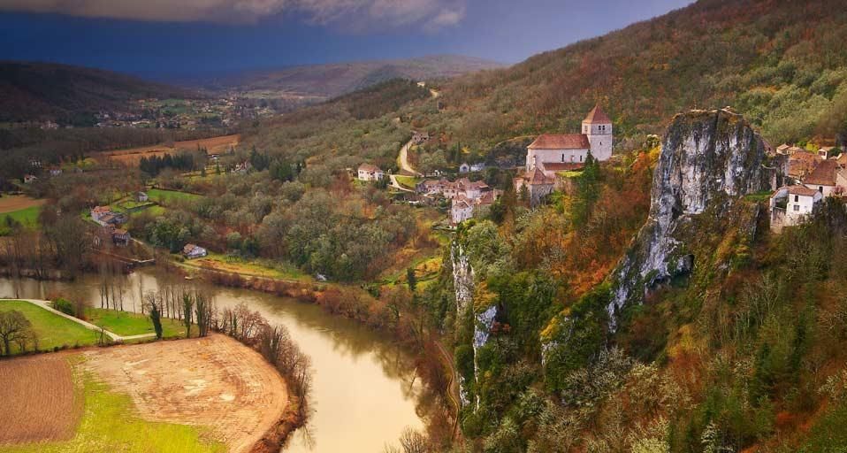 Saint-Cirq-Lapopie sur la rivière Lot, département du Lot, Midi-Pyrénées