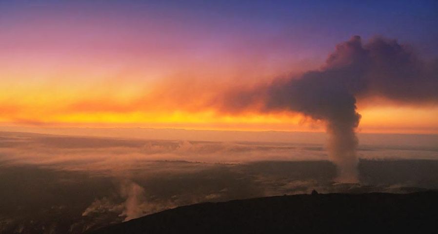 Sonnenuntergang über dem Kīlauea-Vulkan auf Hawaii (Big Island), Hawaii