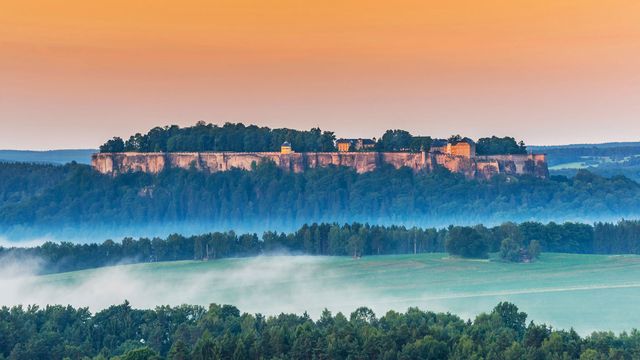 Festung Königstein oberhalb des Ortes Königstein, Sächsische Schweiz, Sachsen, Deutschland