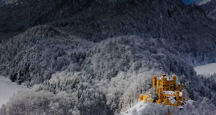 Schloss Hohenschwangau sticht aus der winterlichen Landschaft heraus, Bayern