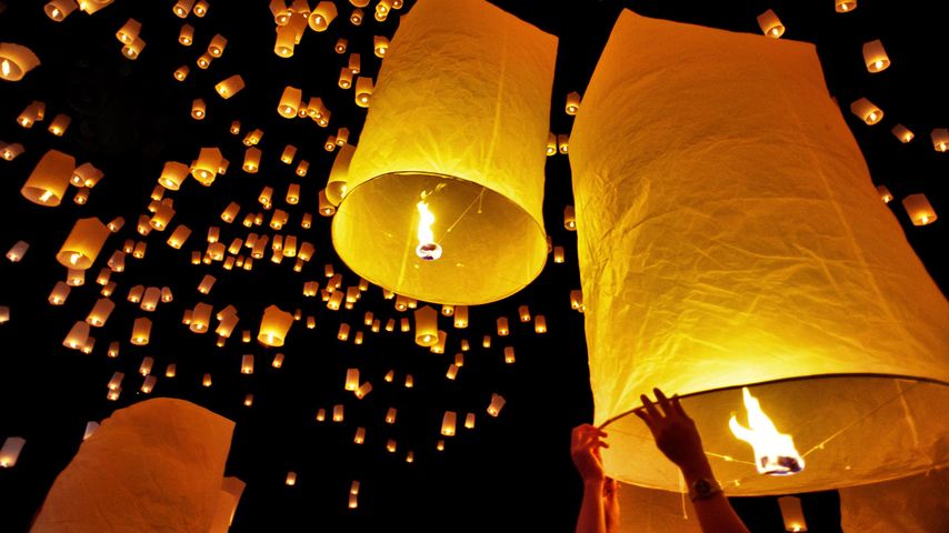 Aufsteigende Lampions beim Lichterfest Loi Krathong in Chiang Mai, Thailand