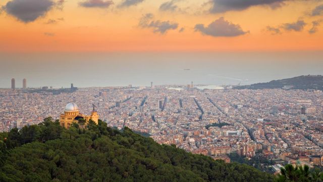 Blick vom Tibidabo auf das Fabra-Observatorium und Barcelona, Spanien