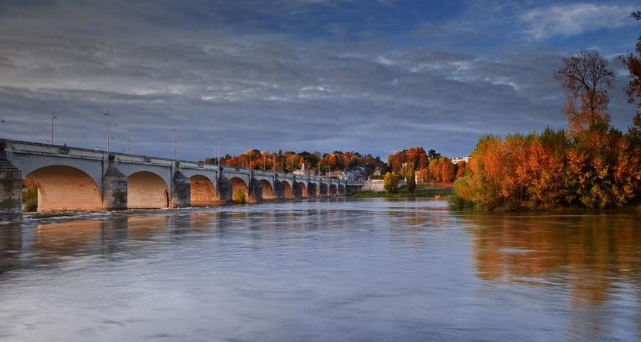 Le pont Wilson traversant la Loire à Tours, Indre-et-Loire