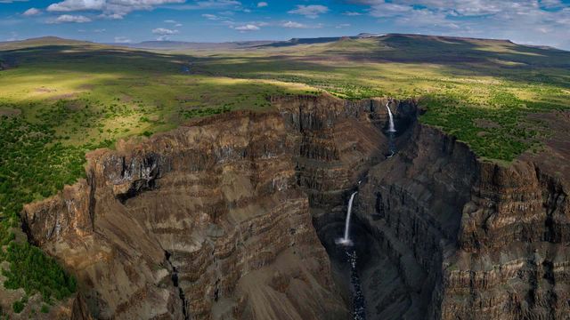 「プトラナ台地の滝」ロシア