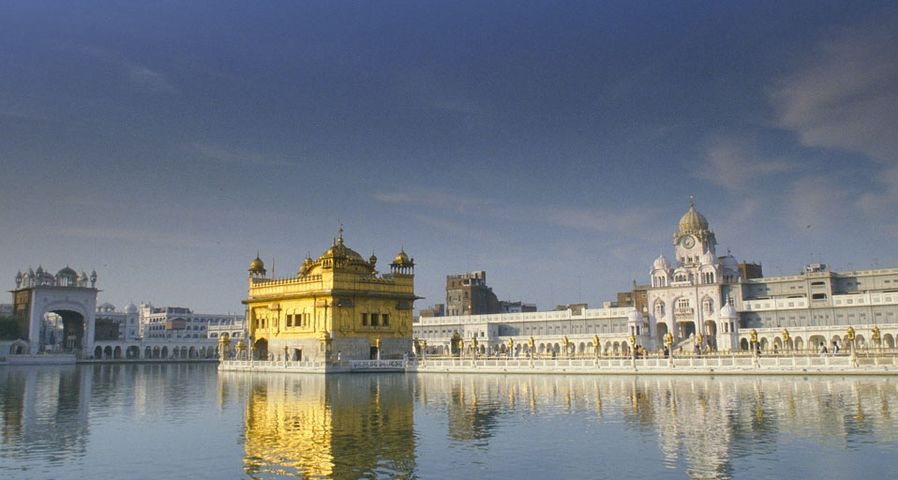 The exterior of the Golden Temple, Amritsar, India - Mark Cator/Photolibrary ©