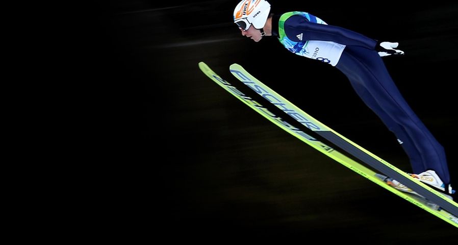 北京时间2月20日凌晨2点，惠斯勒跳台滑雪中心举行的跳台滑雪男子大台资格赛，哈萨克斯坦选手 Nikolay Karpenko 腾空而起
