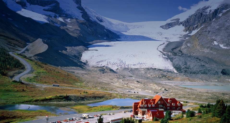 Der Icefield Parkway führt vorbei am Athabasca Gletscher in den kanadischen Rocky Mountains – Steve Vidler/Photolibrary ©