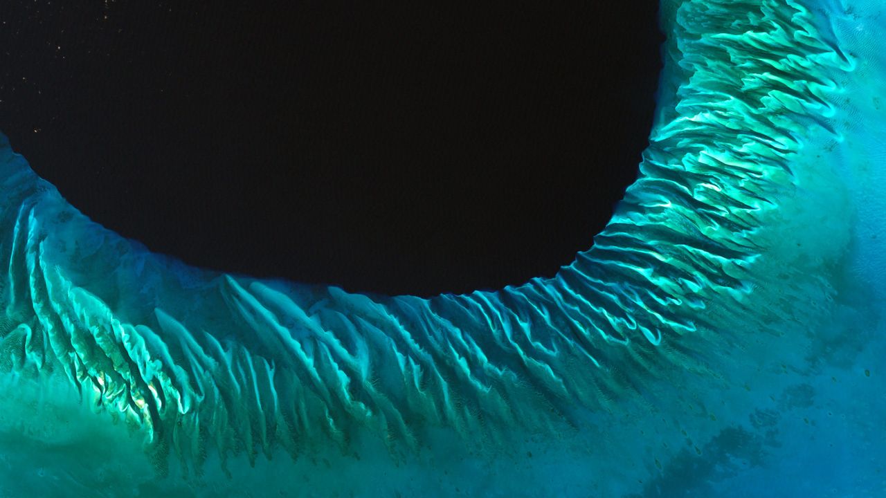 Satellitenaufnahme eines Küstenabschnitts der Bahamas 
