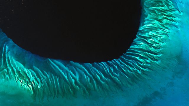 Satellitenaufnahme eines Küstenabschnitts der Bahamas 