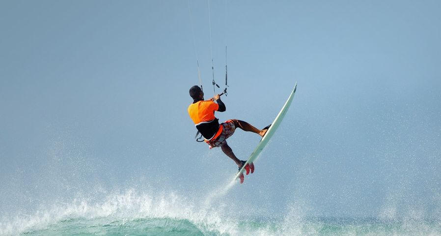 Ein Kitesurfer hebt ab – Ben Welsh/Corbis ©