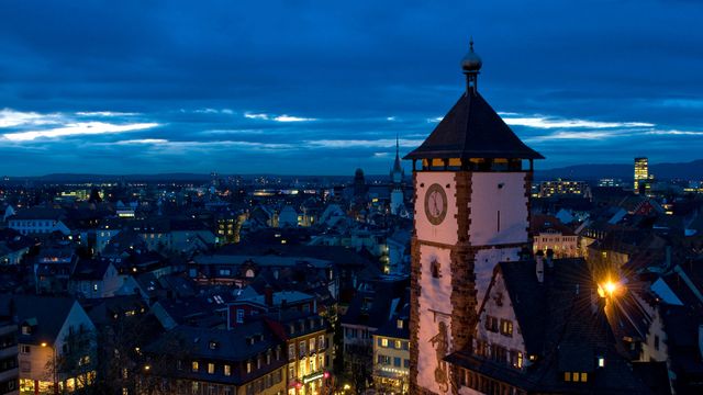 Nächtliches Panorama mit Schwabentor, Freiburg, Baden-Württemberg, Deutschland 