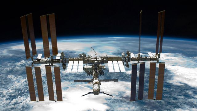 「エンデバーから見た国際宇宙ステーション」