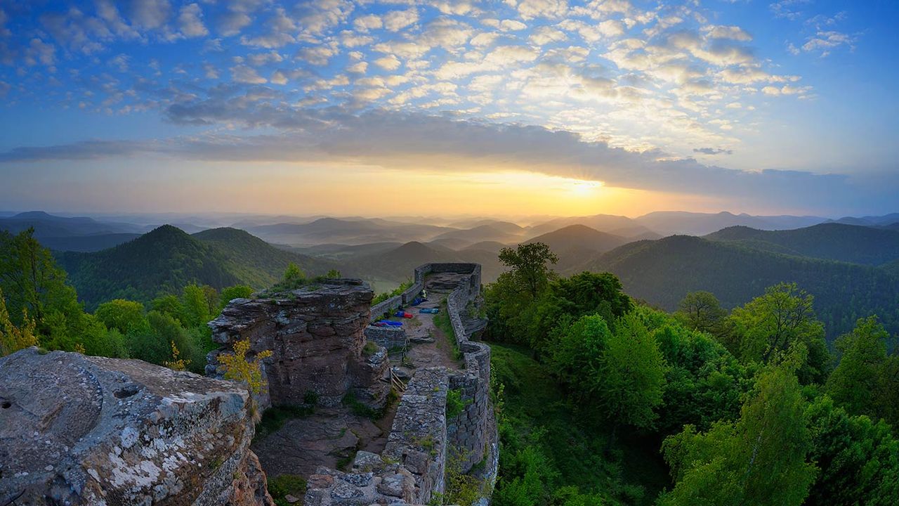 Sonnenaufgang über der Ruine Wegelnburg, Nothweiler, Pfälzerwald, Rheinland-Pfalz, Deutschland