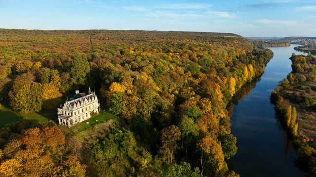 Château de la Madeleine au bord de la Seine, Pressagny-l'Orgueilleux, Normandie 