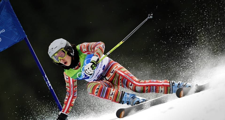 Peru's Manfred Oettl Reyes clears a gate during the Men's Vancouver 2010 Winter Olympics Giant slalom event at Whistler Creek side Alpine skiing venue on February 23, 2010 - FABRICE COFFRINI/AFP/Getty Images ©