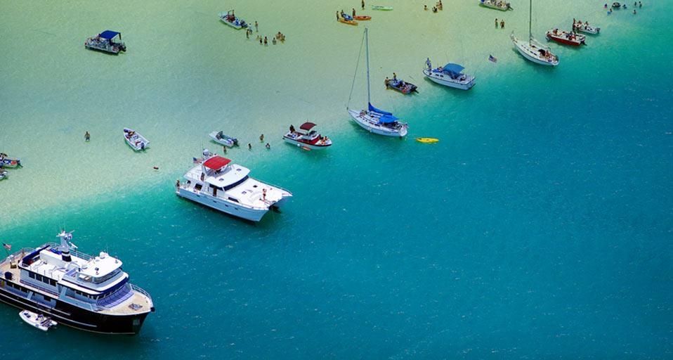 Bateaux et vacanciers se reposant sur un banc de sable dans la baie de Kaneohe, île d’Oahu, Hawaï