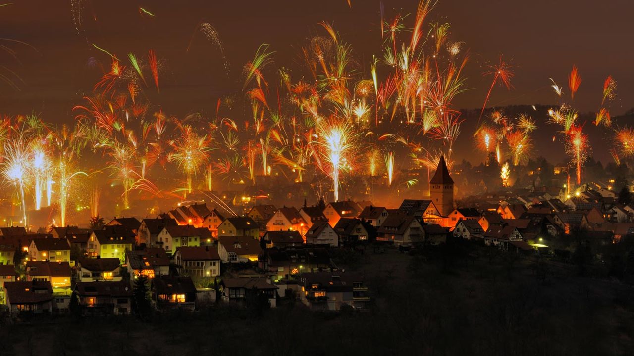 Silvesterfeuerwerk in Korb, Rems-Murr-Kreis, Baden-Württemberg, Deutschland