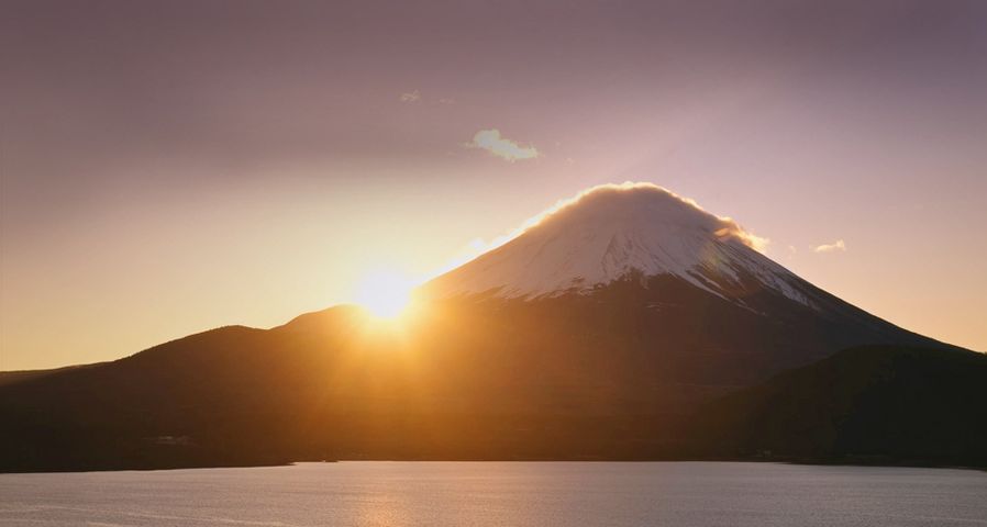 ｢本栖湖から見る富士山の初日の出｣山梨, 身延町