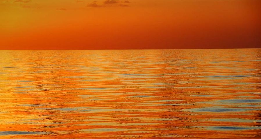 橙色晚霞下平静的海面