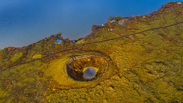 Cratère dans le parc national de Þingvellir, Islande
