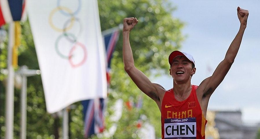 2012年8月4日伦敦奥林匹克体育场男子20公里竞走决赛，陈定冲线后高举双手庆祝夺冠