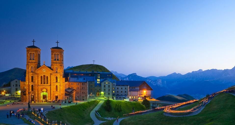 Fête de l’Assomption devant le sanctuaire de Notre-Dame de la Salette, La Salette-Fallavaux en Isère