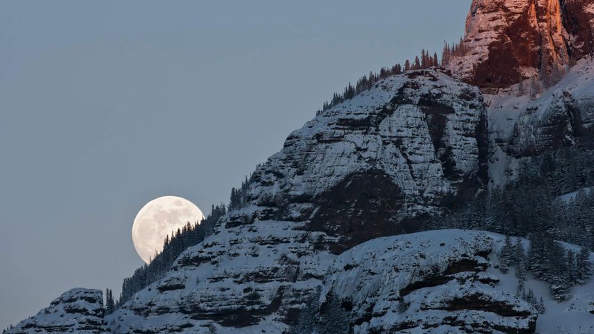 黄石国家公园里正在升起的月亮