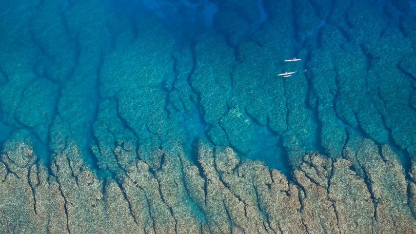 Vue aérienne de kayaks dans un lagon de la côte ouest de l’île de la Réunion 
