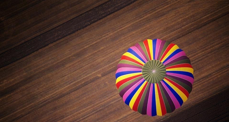 Montgolfière au-dessus d’un champ de blé en Lorraine