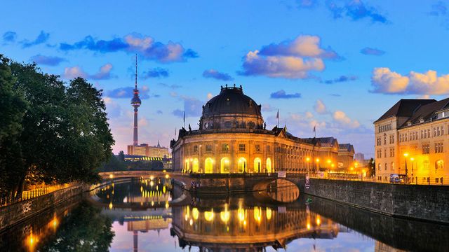 Bode-Museum und Monbijoubrücke, Museumsinsel, Berlin, Deutschland