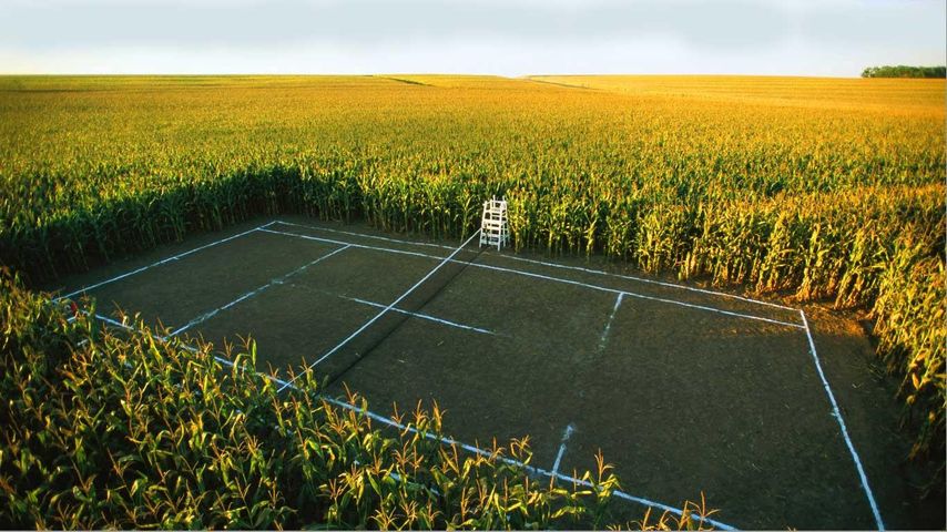 Un terrain de tennis au milieu d’un champs de maïs au Nebraska, États-Unis