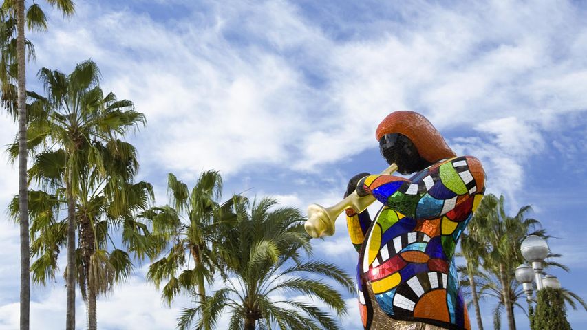 Sculpture de Niki de Saint Phalle parmi les palmiers, Negresco, Nice