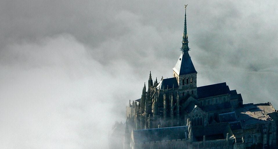 Le mont Saint-Michel dans la brume, département de la Manche, Basse-Normandie