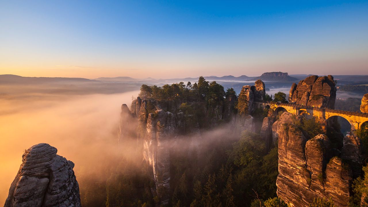 Elbsandsteingebirge und Basteibrücke in der Morgendämmerung, Sachsen, Deutschland 