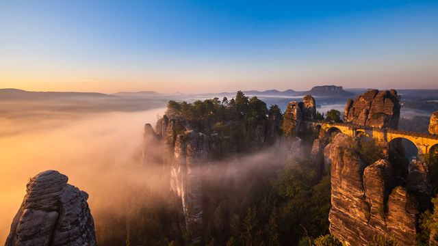 Elbsandsteingebirge und Basteibrücke in der Morgendämmerung, Sachsen, Deutschland 
