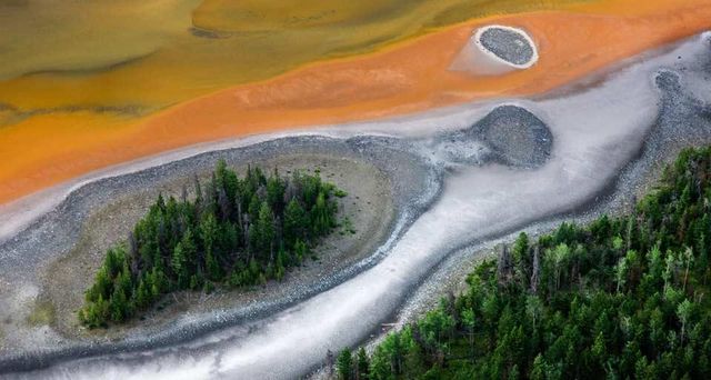 Lac dans la région sud de Cariboo en Colombie-Britannique, Canada