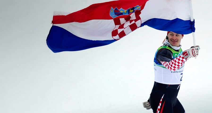 Silbermedaillengewinner Ivica Kostelic feiert mit seiner Nationalflagge nach der Blumenzeremonie des Herrenslaloms am 27. Februar bei den olympischen Winterspielen von Vancouver 2010