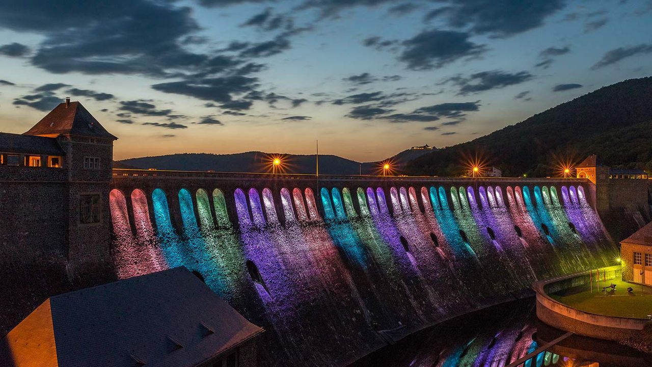 Nächtlich beleuchtete Staumauer der Edertalsperre, Waldeck, Hessen, Deutschland 