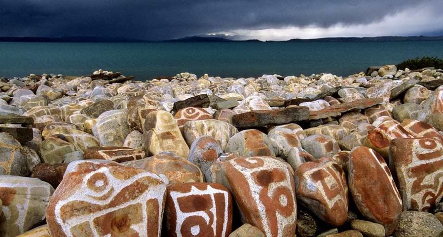 西藏玛旁雍错湖东岸的玛尼石堆