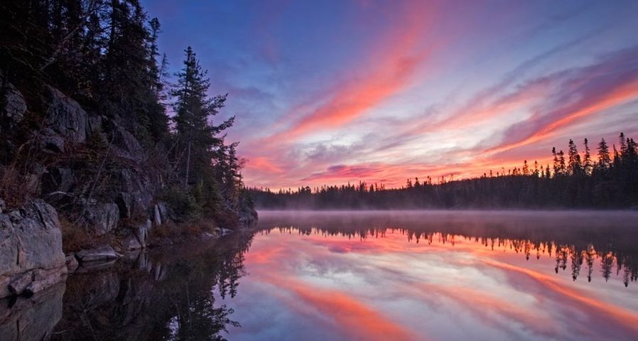 加拿大安大略省湖水上的红色朝霞