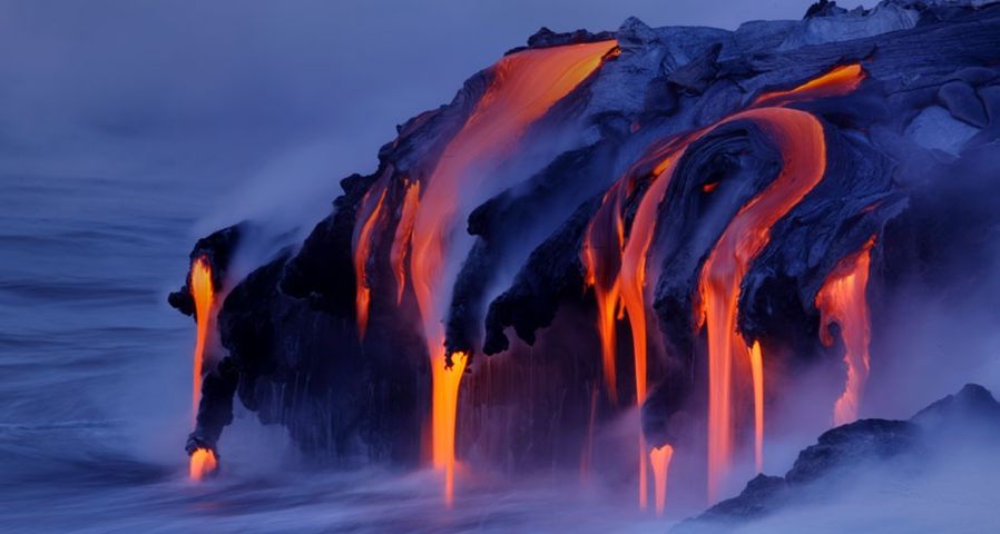 Flüssige Lava aus dem Kilauea-Vulkan fließt an der Küste von Kalapana, Hawaii, ins Meer – Bruce Omori/Corbis ©