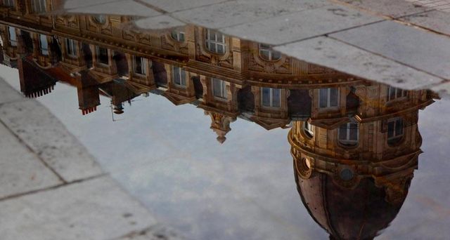 Reflet de Lille dans une flaque d’eau, Nord-Pas-de-Calais