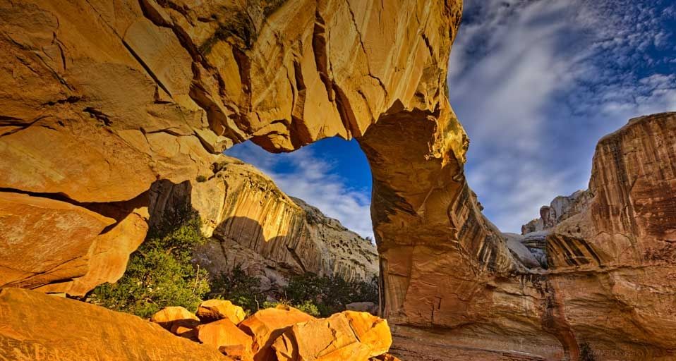 Die Hickman Bridge, ein natürlicher Steinbogen im Capitol-Reef-Nationalpark, Utah