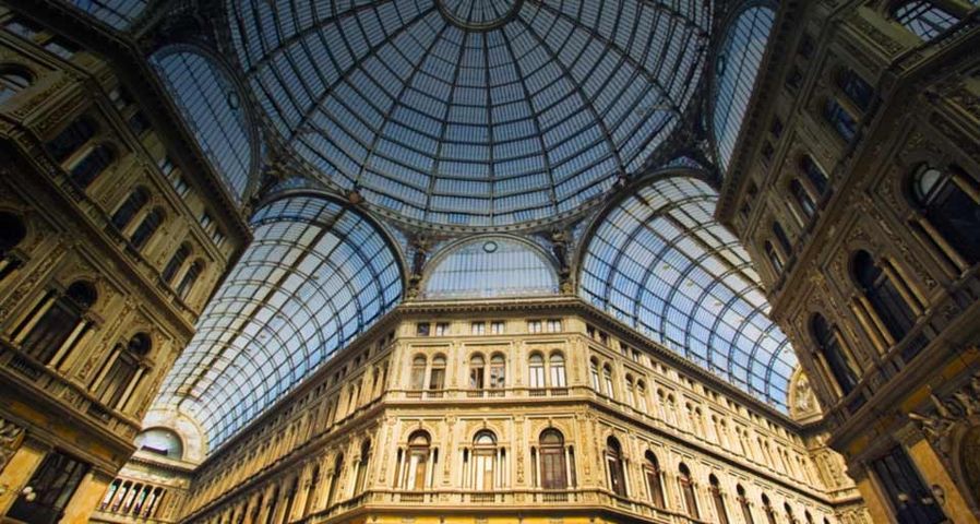 Die Einkaufspassage Galleria Umberto I in der Altstadt von Neapel, Italien – SIME / eStock Photo ©