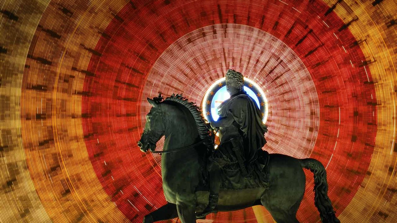 Statue équestre de Louis XIV et grande roue sur la place Bellecour, Lyon, Rhône-Alpes