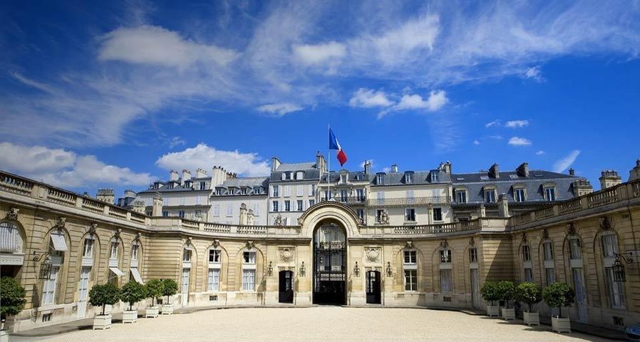 Cour d’honneur du palais de l’Élysée, résidence du chef de l’État, Paris