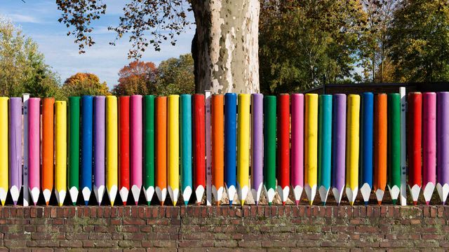 Kindergarten-Zaun aus Buntstiften, Düsseldorf, Nordrhein-Westfalen, Deutschland