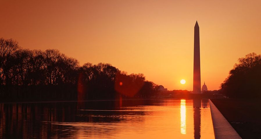 Sunset on the Washington Monument & Reflecting Pool in Washington, D.C. – Photodisc/Photolibrary ©
